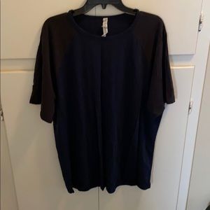 Lululemon men’s t shirt navy blue w/ black sleeves